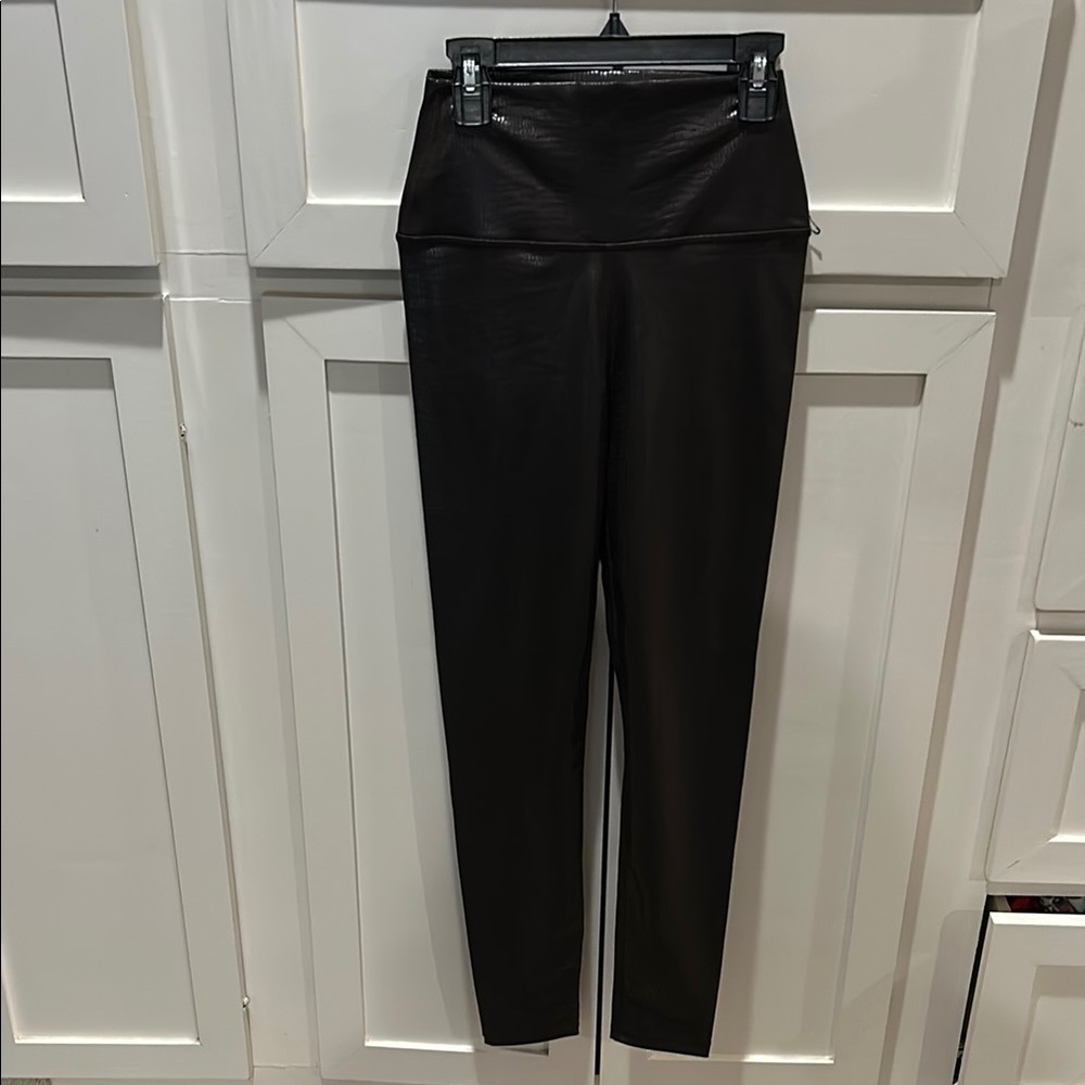 Carbon Black Leggings with Elastic Waistband and Stretchy Fit